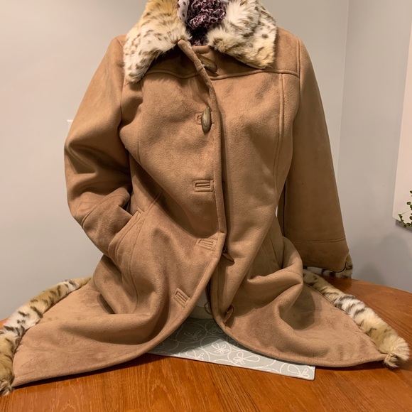 Beautiful faux sheepskin car coat with faux fur trim. Never worn. - Picture 2 of 7